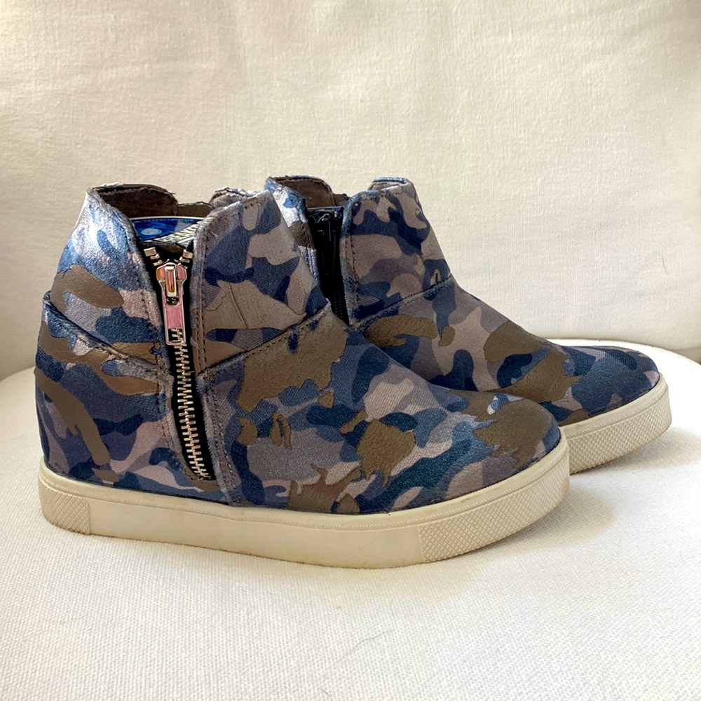 Steve Madden Camo Jawanda booties sz 4